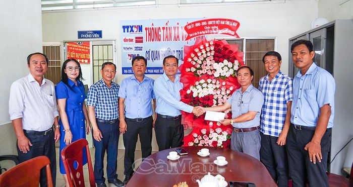 Phó Chủ tịch UBND tỉnh Ngô Vũ Thăng tặng hoa và quà chúc mừng tập thể Văn phòng đại diện Thông tấn xã Việt Nam tại Cà Mau.