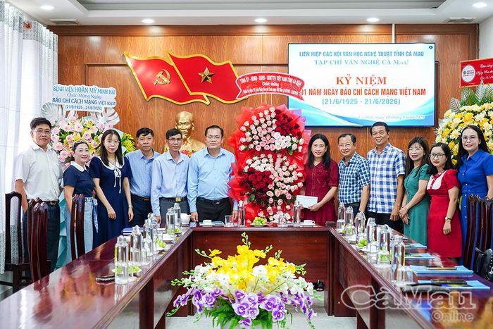 Phó Chủ tịch UBND tỉnh Ngô Vũ Thăng và thành viên đoàn công tác tặng hoa, quà chúc mừng tập thể Tạp chí Văn nghệ Cà Mau nhân kỷ niệm 101 năm Ngày Báo chí Cách mạng Việt Nam.