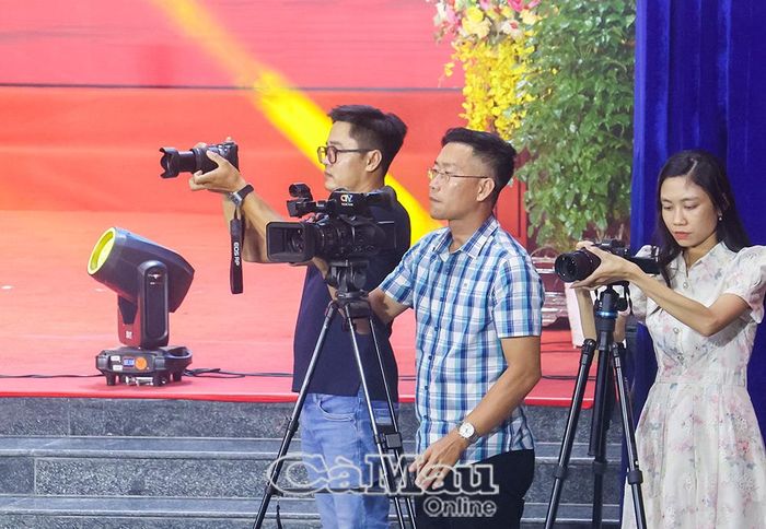 Nhà báo Hà Phong Nguyên, Báo và phát thanh, truyền hình Cà Mau (giữa) tác nghiệp tại Lễ tuyên dương, khen thưởng do Tỉnh ủy, HĐND, UBND, Ủy ban MTTQ Việt Nam tỉnh tổ chức ngày 5/3/2026 tại Trung tâm hội nghị tỉnh (đường Lê Duẩn, phường An Xuyên).
