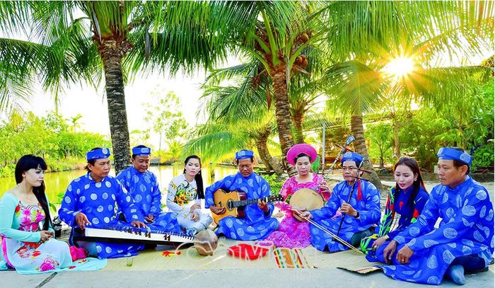 NNƯT Ðỗ Ngọc Ẩn (bìa phải) trong một chương trình đờn ca tài tử. Ảnh: PHAN THANH CƯỜNG