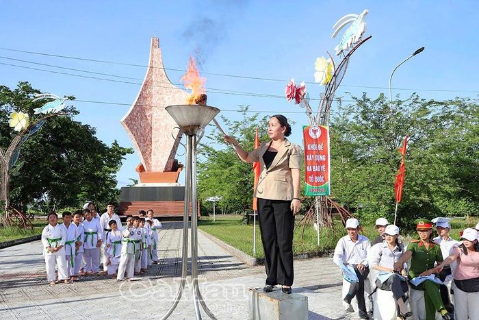Phó Bí thư Thường trực Đảng ủy xã Năm Căn Hồ Trúc Giang thực hiện nghi thức thắp đuốc Đại hội TDTT.