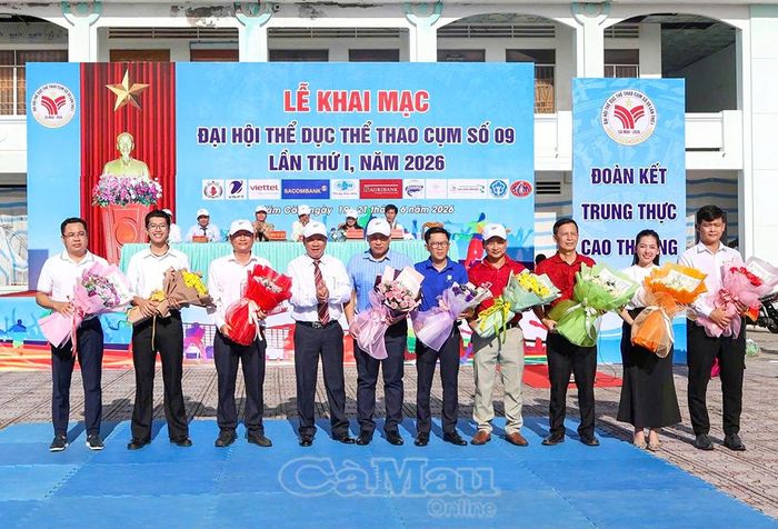  Phó Chủ tịch UBND xã Năm Căn Cao Minh Quang tặng hoa cho các đơn vị tài trợ.