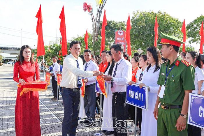 Ông Trần Thanh Tú, Phó Giám đốc Trung tâm Huấn luyện, Thi đấu thể thao tỉnh, tặng cờ lưu niệm cho các đơn vị tham gia.
