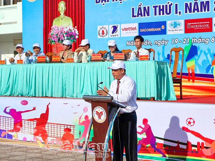 Ông Cao Minh Quang, Phó Chủ tịch UBND xã Năm Căn, Trưởng Ban tổ chức đại hội, phát biểu khai mạc.