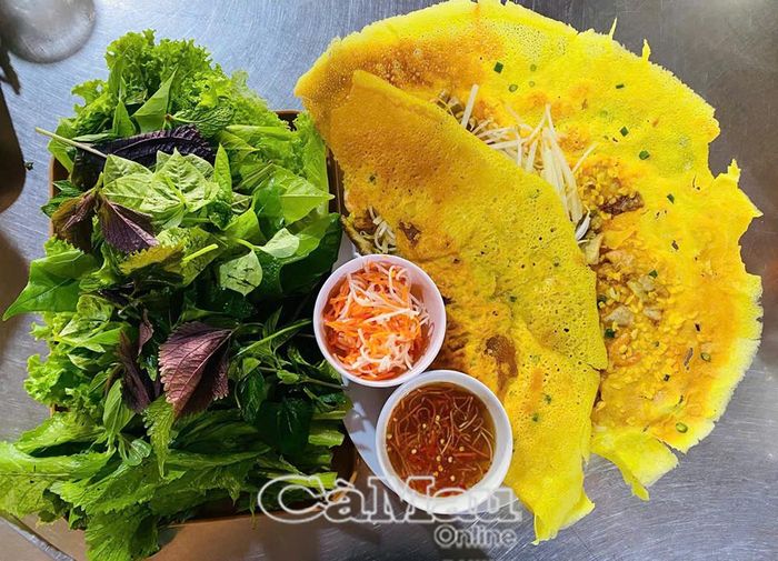  Bánh xèo chiên giòn nhân tôm thịt, ăn kèm các loại rau đồng đặc trưng Nam Bộ.