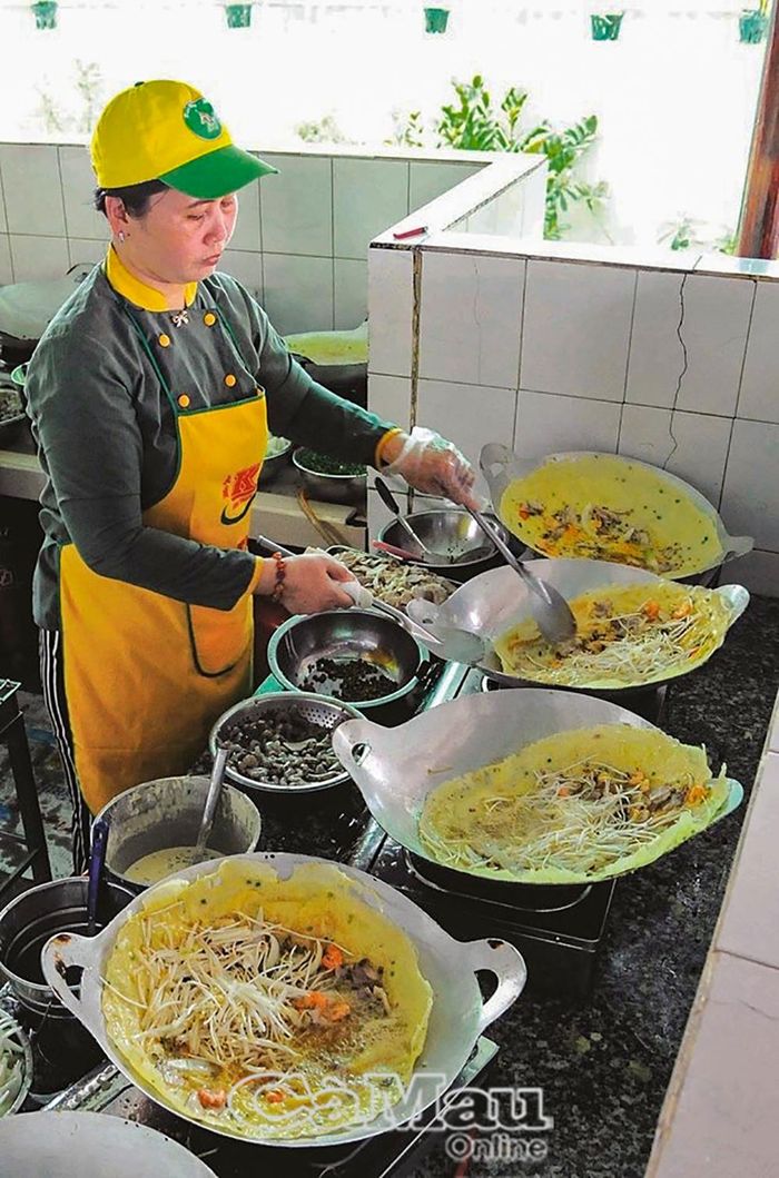 Nhân viên quán bánh xèo A Mật (phường Hiệp Thành) chiên bánh xèo phục vụ du khách trong dịp Tết Đoan ngọ.