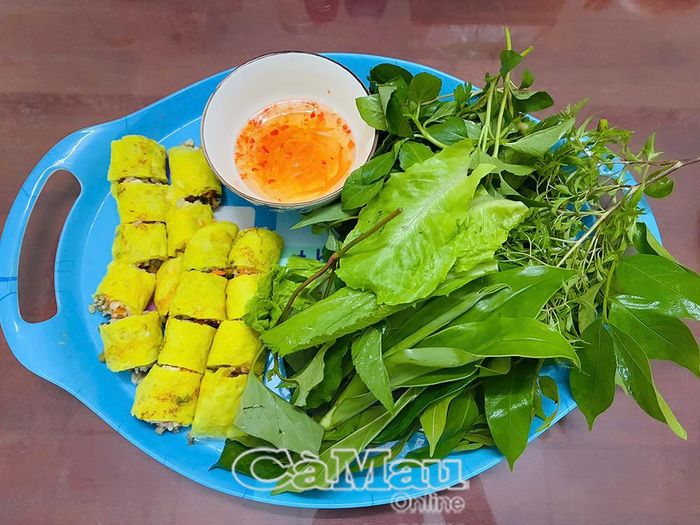 Món bánh xèo nhân thịt vịt, củ hủ dừa được dùng kèm với các loại rau rừng đặc trưng của vùng đất Nam Bộ.