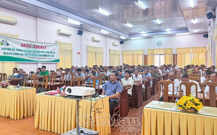 Nhiều hộ nuôi tôm trên địa bàn xã Đầm Dơi tham dự hội thảo.