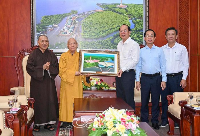 Bí thư Tỉnh ủy Nguyễn Hồ Hải trao bức ảnh lưu niệm về Cà Mau, thể hiện sự trân trọng đối với Hòa thượng Thích Thiện Nhơn.
