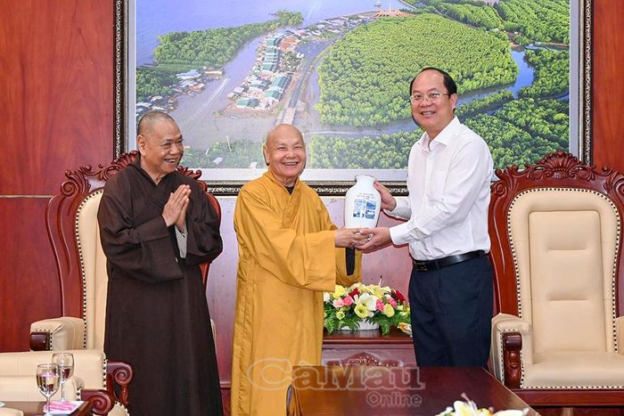 Bí thư Tỉnh ủy Nguyễn Hồ Hải trân trọng trao tặng quà lưu niệm đến Hòa thượng Thích Thiện Nhơn và mong muốn Hòa thượng cùng Giáo hội Phật giáo Việt Nam tiếp tục đồng hành với Cà Mau thực hiện các công trình an sinh xã hội.