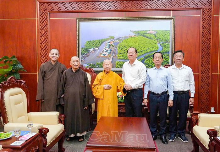Các đồng chí lãnh đạo tỉnh Cà Mau chụp ảnh lưu niệm cùng phái đoàn công tác của Giáo hội Phật giáo Việt Nam.
