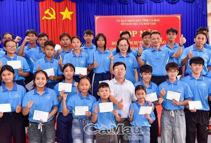 Ông Nguyễn Văn Nguyên, Giám đốc Sở GD&amp;ĐT, động viên tinh thần các học sinh tham gia giải.