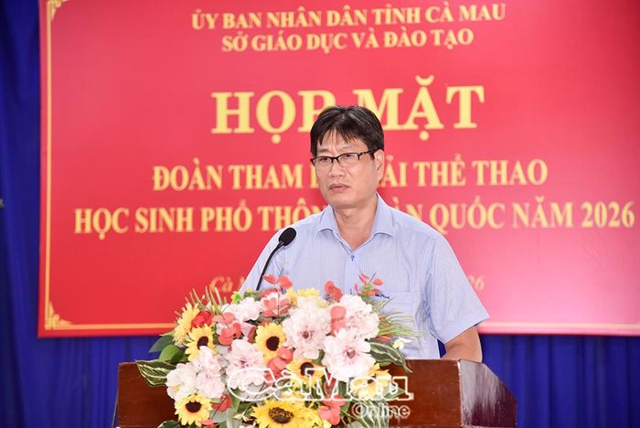 Phó Giám đốc Sở GD&amp;ĐT Đặng Trí Thủ phát biểu động viên đoàn nỗ lực tại giải đấu. 