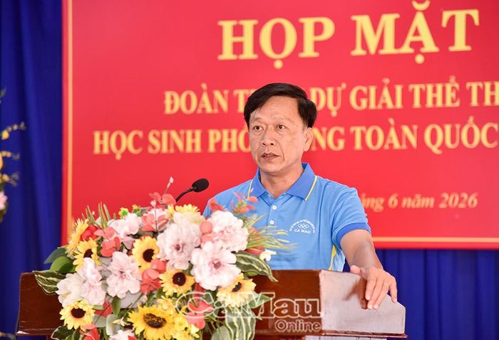 Ông Nguyễn Tấn Nghiệp, Phó Trưởng phòng Giáo dục trung học (Sở GD&amp;ĐT), báo cáo công tác chuẩn bị và tập luyện của đoàn thể thao.