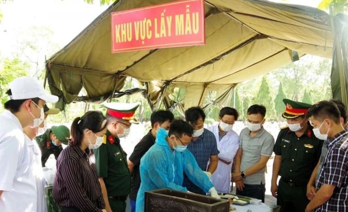 Các nhà khoa học thực hiện quy trình giám định ADN để xác định danh tính hài cốt liệt sĩ. Ảnh tư liệu