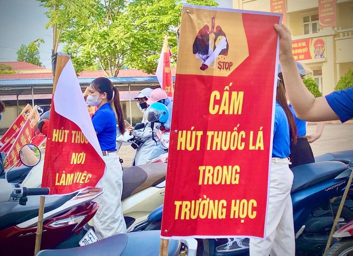 Các khẩu hiệu tuyên truyền về phòng, chống tác hại thuốc lá được gắn lên các xe tuyên truyền. Ảnh: thainguyen.gov.vn