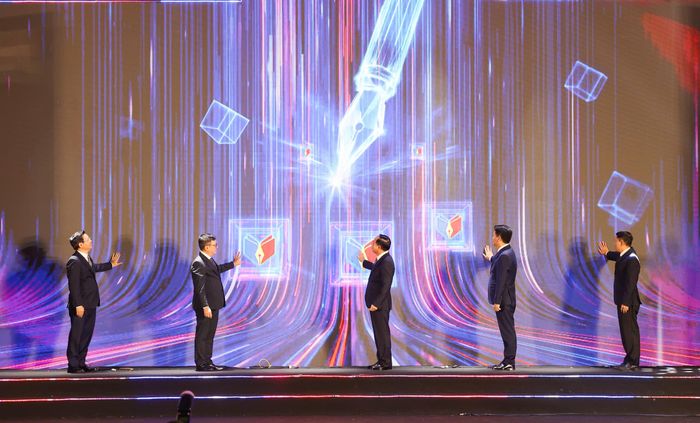 Trưởng Ban Tuyên giáo và Dân vận Trung ương Trịnh Văn Quyết cùng lãnh đạo Hội Nhà Báo Việt Nam, lãnh đạo Thành ủy Hải Phòng bấm nút khai mạc Hội Báo toàn quốc năm 2026. Ảnh: ST
