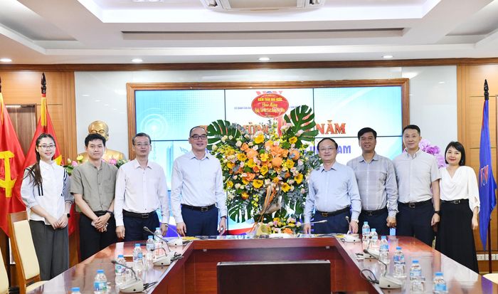 Phó Tổng Kiểm toán nhà nước Bùi Quốc Dũng đến thăm, chúc mừng Đài Tiếng nói Việt Nam nhân dịp kỷ niệm 101 năm Ngày Báo chí cách mạng Việt Nam. Ảnh: N.Lộc