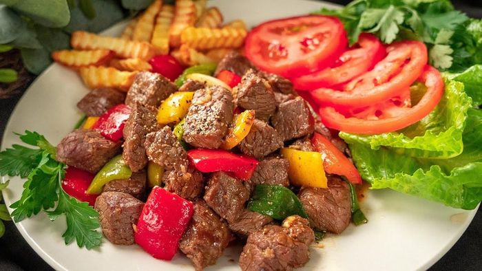 Thịt bò, nhất là phần có nhiều mỡ, chứa cholesterol và chất béo bão hòa. Ảnh minh họa.