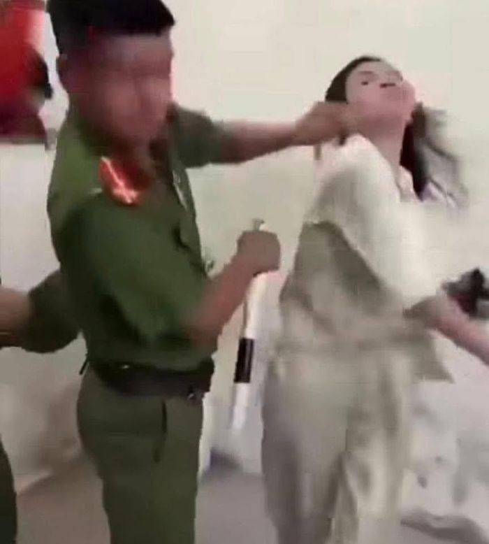 Hành vi chống người thi hành công vụ của người phụ nữ. 