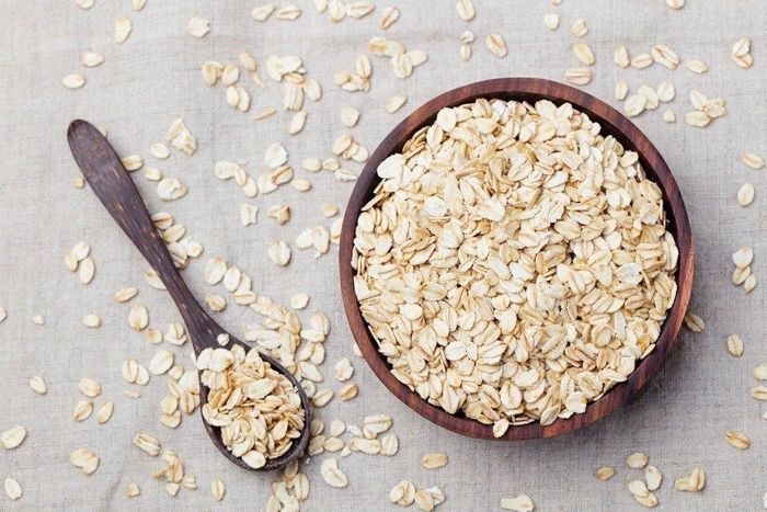 Yến mạch còn có khả năng giúp làn da khỏe mạnh, giảm tình trạng viêm da và mụn, nhờ vào đặc tính chống viêm và chống oxy hóa