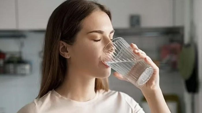 Hãy chia nhỏ lượng nước, thời gian uống nước và uống đều đặn. Ảnh minh họa