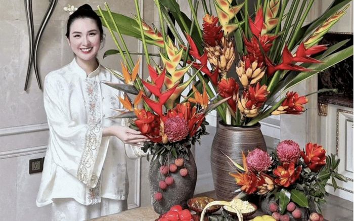 Những thức quà được Ngọc Loan đưa lên mâm cỗ mang đậm nét truyền thống. Ảnh cắt từ clip