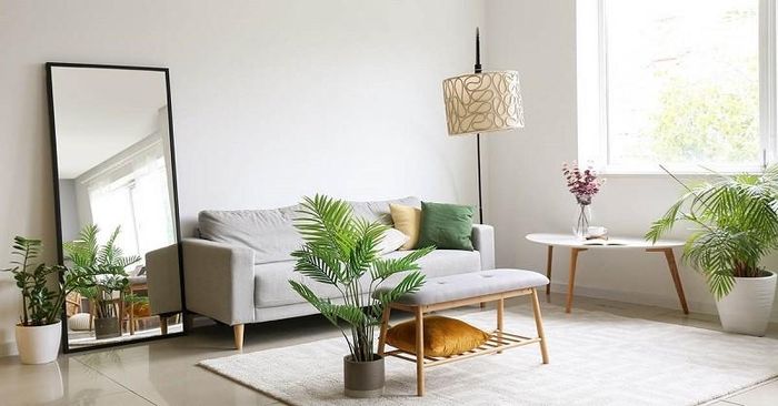 Treo gương ở phòng khách giúp không gian rộng và thoáng hơn.