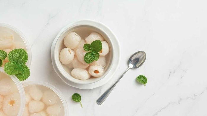 Bên cạnh cách cấp đông, bạn có thể ngâm vải với đường để bảo quản. Ảnh minh họa