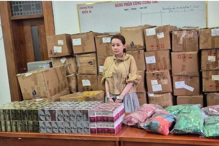 Ngân 98 cùng số hàng giả bị thu giữ (Ảnh: Công an cung cấp).