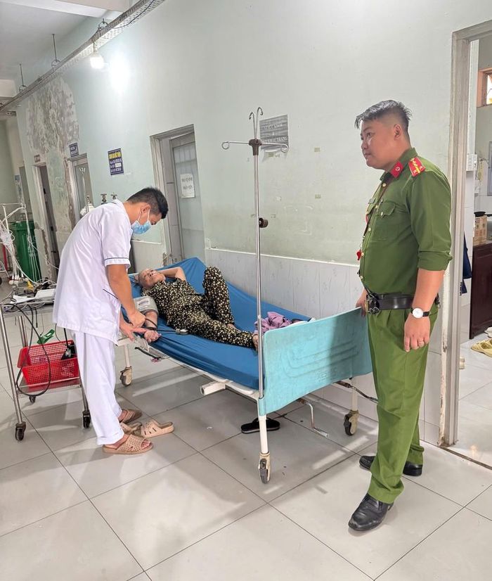 Tổ công tác Đội Cảnh sát trật tự Công an tỉnh Vĩnh Long kịp thời hỗ trợ đưa bà Đỗ Thị Hai đi cấp cứu. Ảnh: Bộ Công an. 