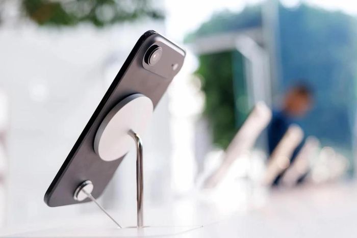 iPhone Air thế hệ đầu tiên. Ảnh: Bloomberg