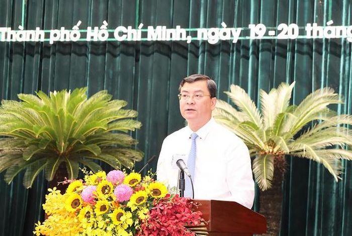 Phó Chủ tịch UBND TP.HCM Nguyễn Công Vinh trình bày báo cáo kinh tế - xã hội 6 tháng đầu năm 2026 tại kỳ họp thứ ba HĐND TP.HCM khóa XI, nhiệm kỳ 2026-2031.