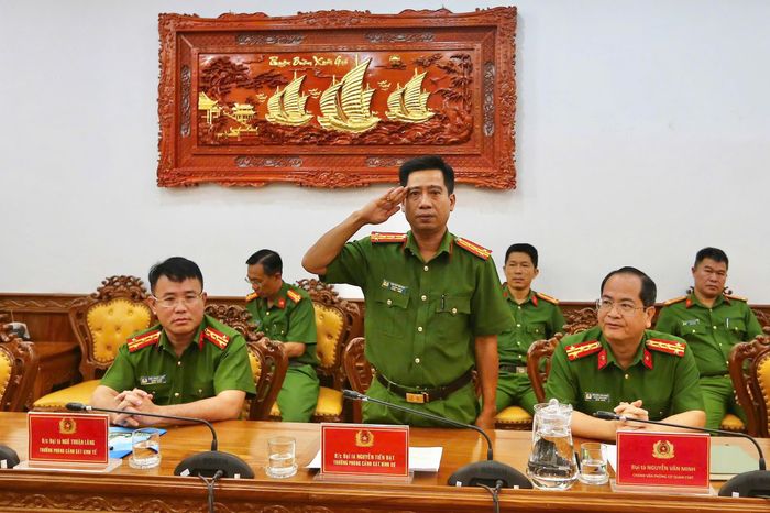 Đại tá Nguyễn Tiến Đạt, Trưởng Phòng Cảnh sát hình sự CATP thông tin tại buổi họp báo. Ảnh: T.Khuê