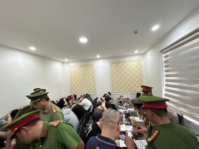Nhóm nghi phạm bị phát hiện khi đang lập trung tâm lừa đảo công nghệ cao tại TPHCM