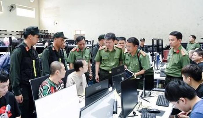 Công an đang lấy lời khai những người trong đường dây lừa đảo xuyên quốc gia. Ảnh: Công an tỉnh Phú Thọ