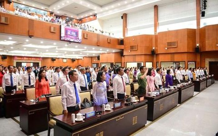 Các đại biểu thực hiện nghị thức chào cờ