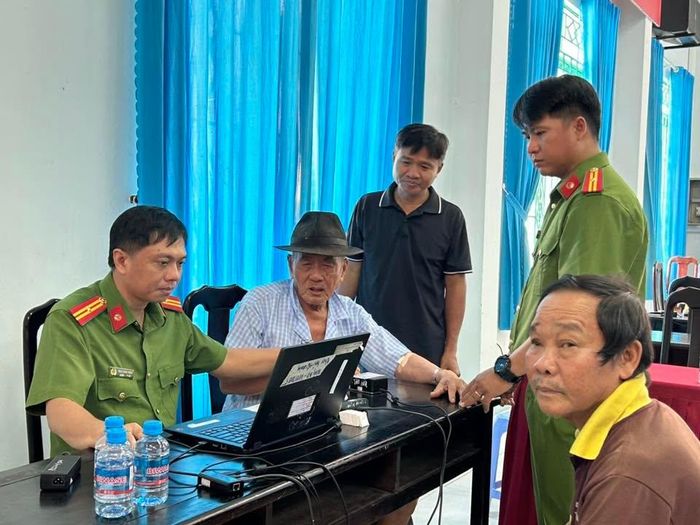 Công an TPHCM thu nhận mẫu ADN cho thân nhân các liệt sĩ chưa xác định được danh tính tại UBND phường Thủ Dầu Một và UBND phường Tân Khánh trong khuôn khổ chương trình "Xuân tri ân - Tết nghĩa tình"