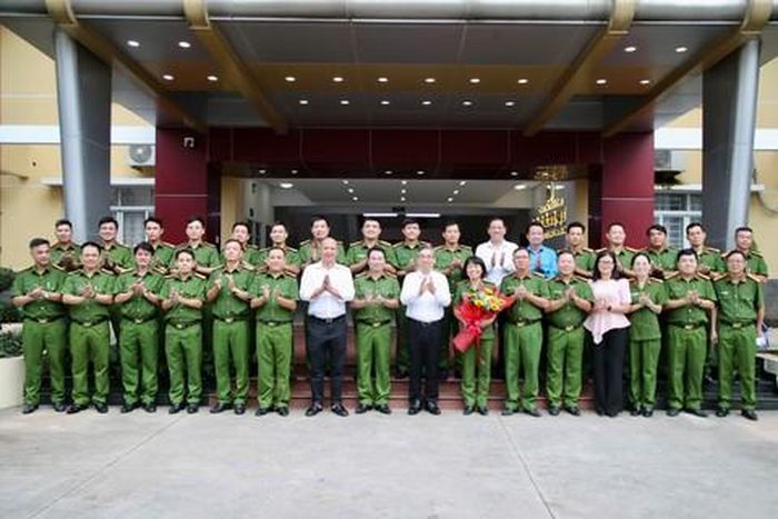 Đồng chí Nguyễn Phước Lộc và đoàn công tác chụp ảnh cùng tập thể cán bộ chiến sĩ Phòng PC04
