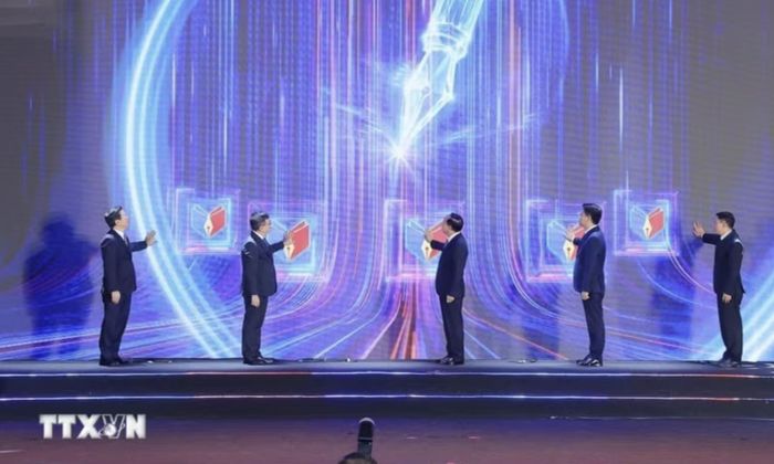Đồng chí Trịnh Văn Quyết, Ủy viên Bộ Chính trị, Bí thư Trung ương Đảng, Trưởng Ban Tuyên giáo và Dân vận Trung ương và các đại biểu thực hiện Nghi thức khai mạc Hội báo toàn quốc 2026 - Ảnh: Minh Quyết/TTXVN