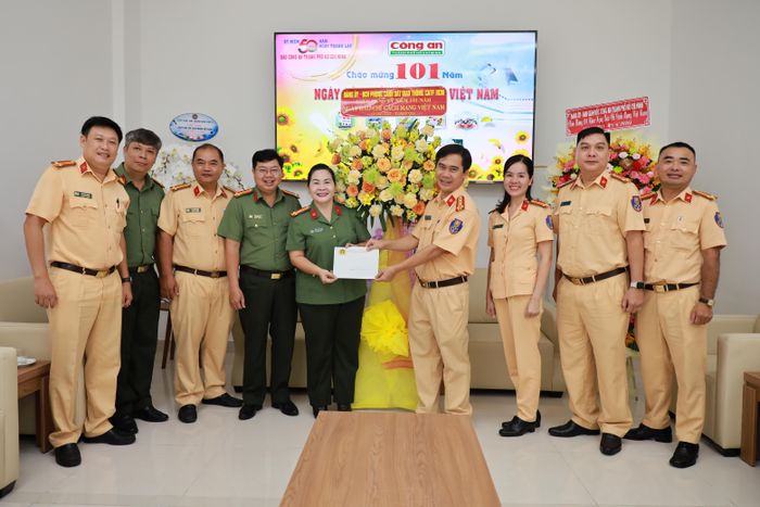 Đoàn công tác của Phòng Cảnh sát giao thông, Công an TPHCM tặng hoa chúc mừng