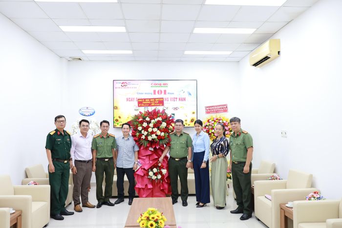 Đoàn công tác của Đảng ủy, HĐND, UBND, Ủy ban MTTQ Việt Nam P.Gò Vấp tặng hoa chúc mừng
