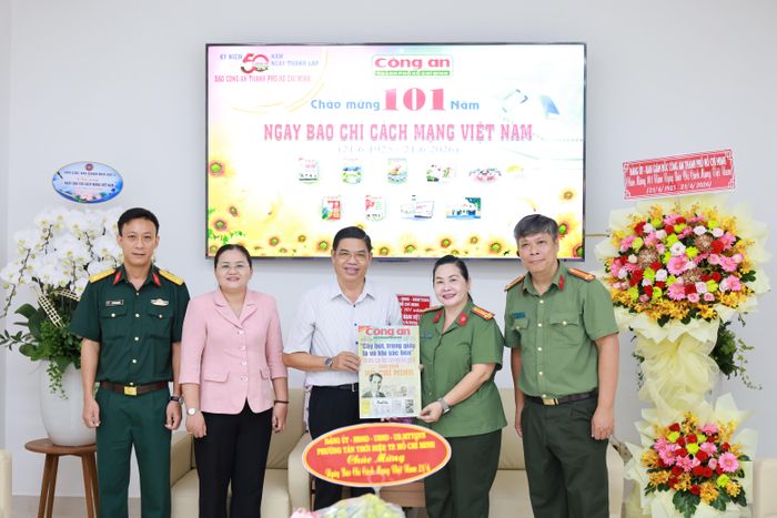 Đoàn công tác của Đảng ủy, HĐND, UBND, Ủy ban MTTQ Việt Nam P.Tân Thới Hiệp tặng hoa chúc mừng