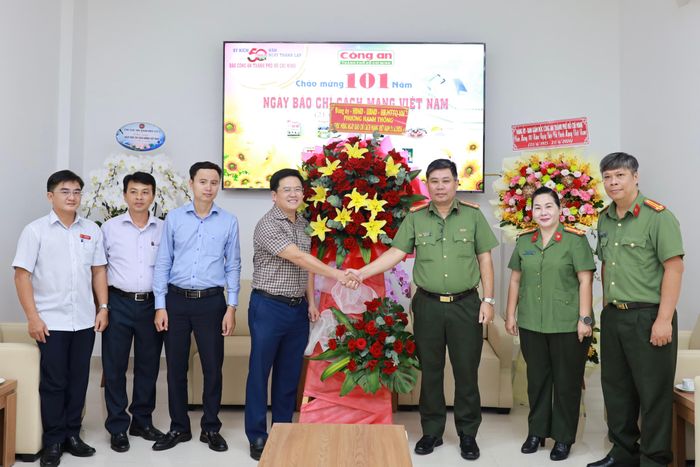  Đoàn công tác của Đảng ủy, HĐND, UBND, Ủy ban MTTQ Việt Nam P.Hạnh Thông tặng hoa chúc mừng