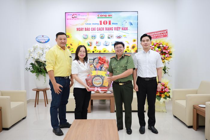 Đoàn công tác của Bệnh viện Hùng Vương thăm và chúc mừng