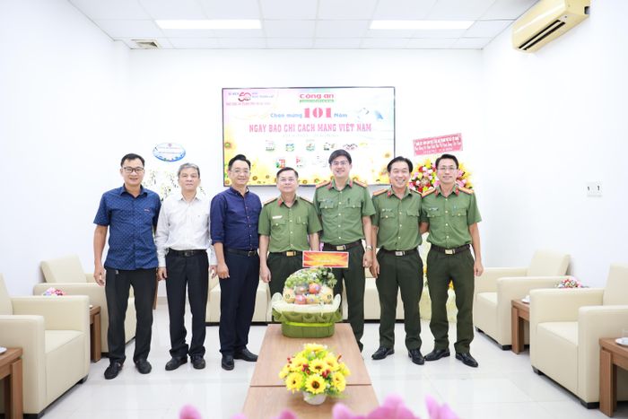 Ban Công đoàn Công an TPHCM thăm và chúc mừng 