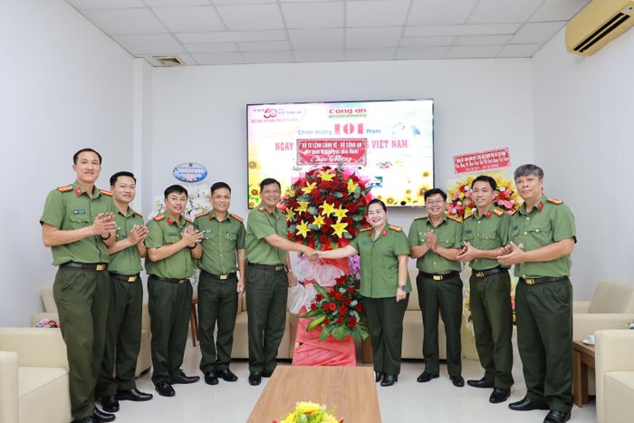 Đoàn công tác của Bộ Tư lệnh Cảnh vệ, Bộ Công an tặng hoa chúc mừng