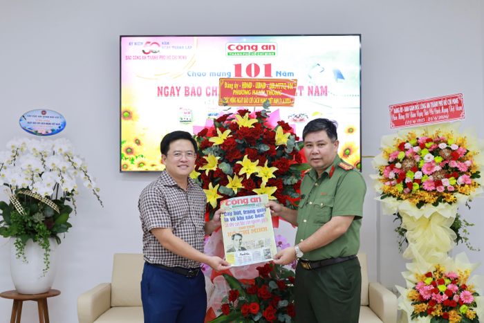 Đại tá Bùi Ngọc Giáp trao tặng ấn phẩm đặc biệt của Ban Chuyên đề Công an TPHCM xuất bản nhân kỷ niệm 101 năm Ngày Báo chí Cách mạng Việt Nam