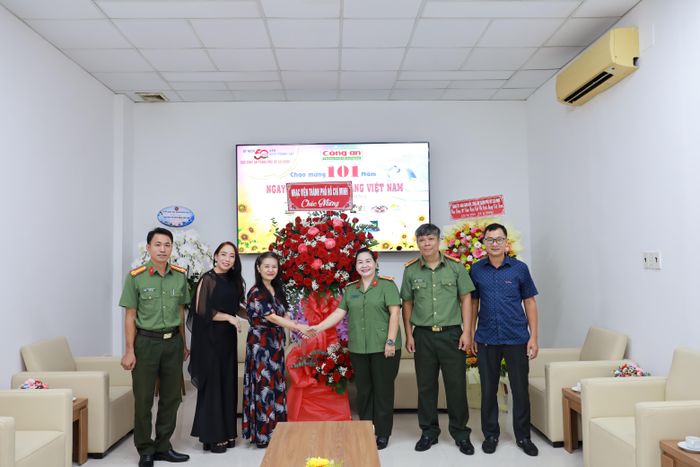 Đoàn công tác của Nhạc viện TPHCM tặng hoa chúc mừng