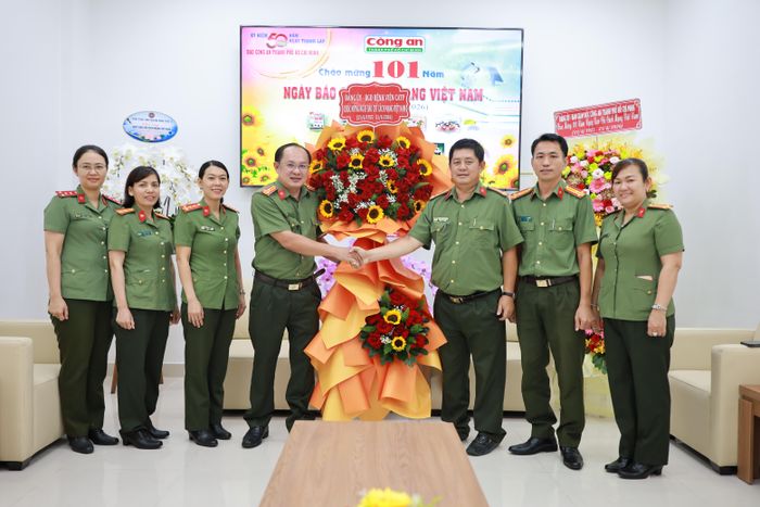 Đoàn công tác của Bệnh viện Công an TPHCM tặng hoa chúc mừng 